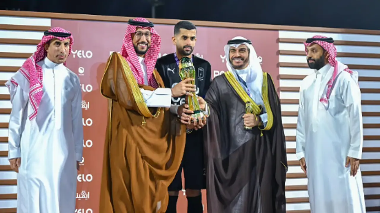 نائب أمير عسير يتوج نادي أبها بلقب دوري الدرجة الأولى للموسم الرياضي